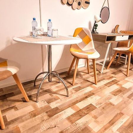 The Yellow King - Luxurious Apartment Bukarest Eksteriør billede