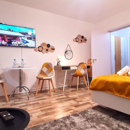 The Yellow King - Luxurious Apartment Bukarest Eksteriør billede